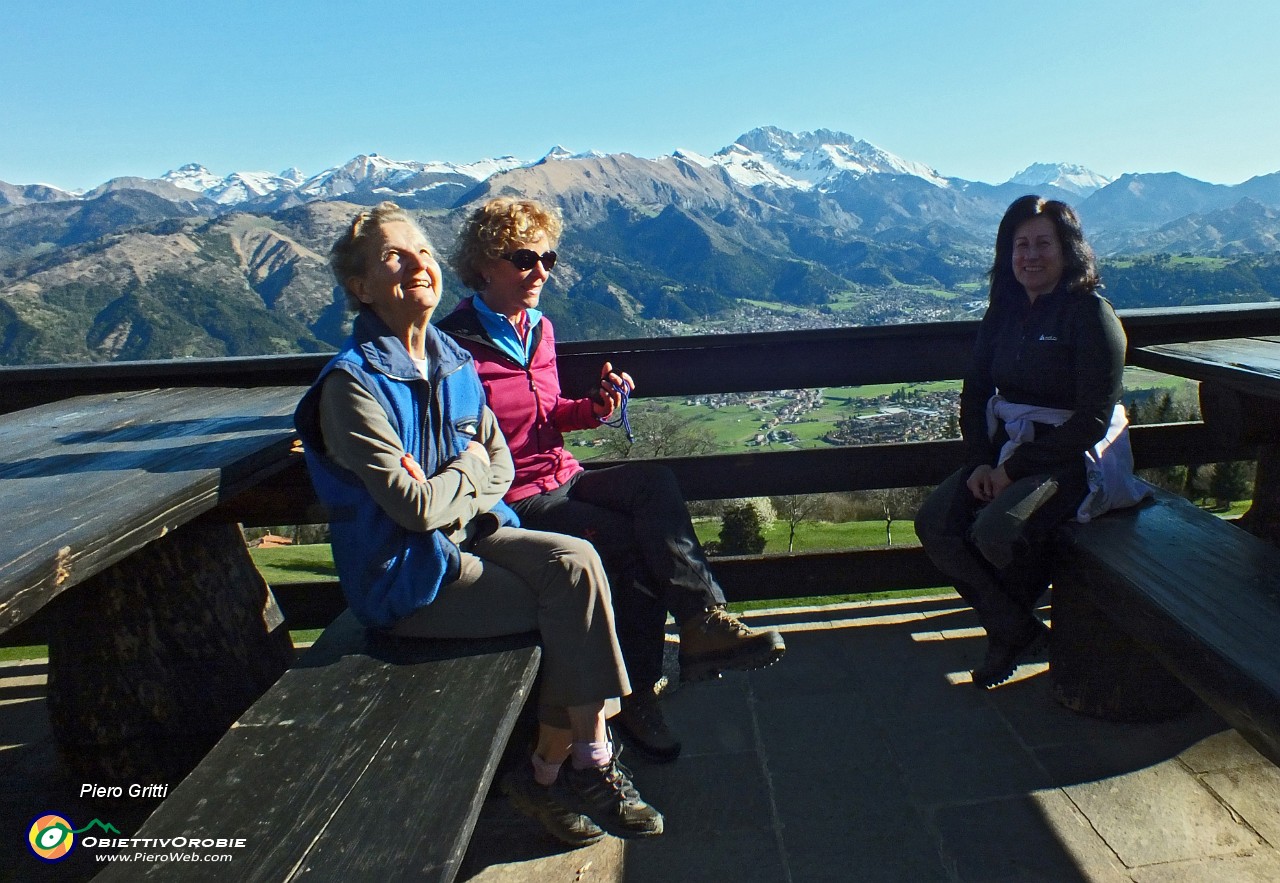 10 Con la rifugista dalla terrazza verso la Presolana.JPG